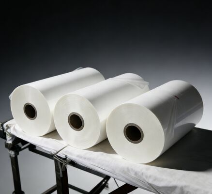 Матовая ламинированная пленка с толщиной от 17 до 45 микронов и гладкой текстурой матовой поверхности с двойной стороной корональной обработки