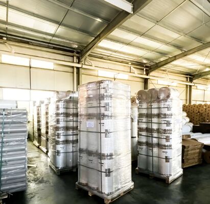 Превышающая 90 GU уровень блеска блестящая ламинационная пленка с влагостойкостью и двойной стороной коронавирусной обработки