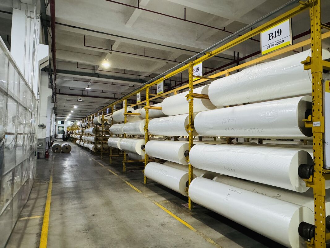 Высокопрозрачная пленка для термоламинирования ПЭТ с блеском более 90 градусов и толщиной 11-250 микрон для термоламинирующего