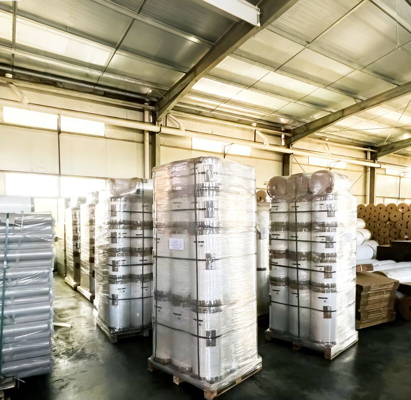 Превышающая 90 GU уровень блеска блестящая ламинационная пленка с влагостойкостью и двойной стороной коронавирусной обработки