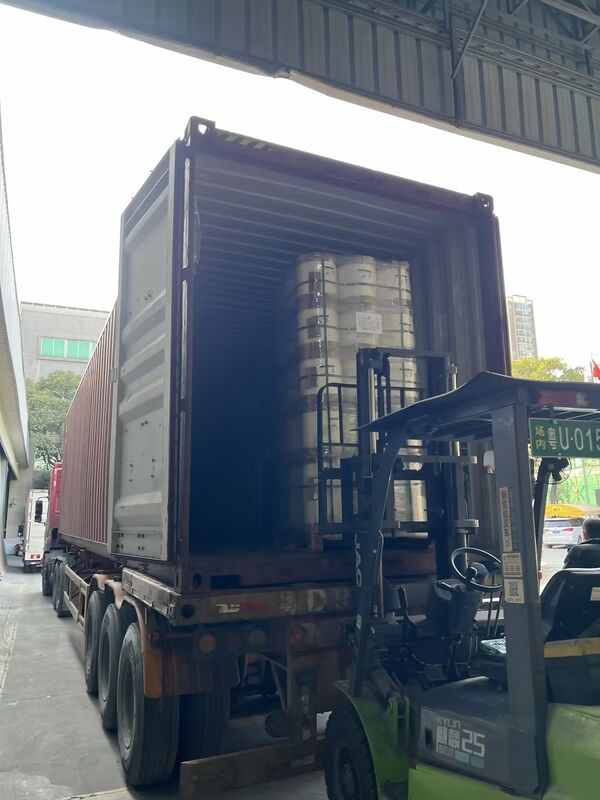 Металлизированная пленка ПЭТ с термостойкостью до 110 °C, гладкой отражающей поверхностью и химической устойчивостью к упаковке и ламинированию