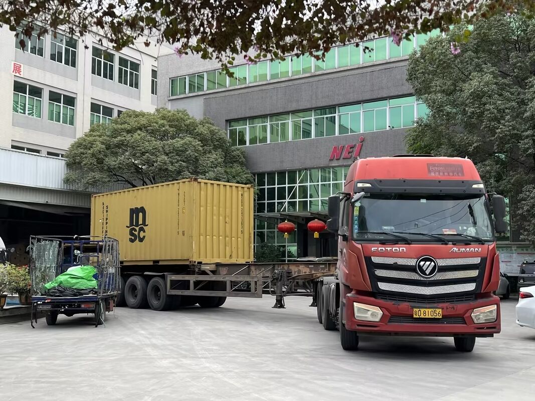 Металлизированная пленка ПЭТ с теплостойкостью до 110 °C и гладкой отражающей поверхностью для упаковки и ламинирования